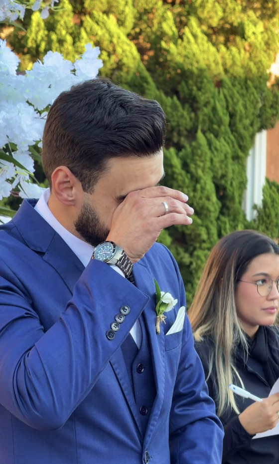 Noivo emocionado durante a cerimônia.